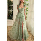 Vestido largo de fiesta verde con encaje 3D, corte en A, escote corazón y abertura.