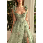 Vestido largo de fiesta verde con encaje 3D, corte en A, escote corazón y abertura.