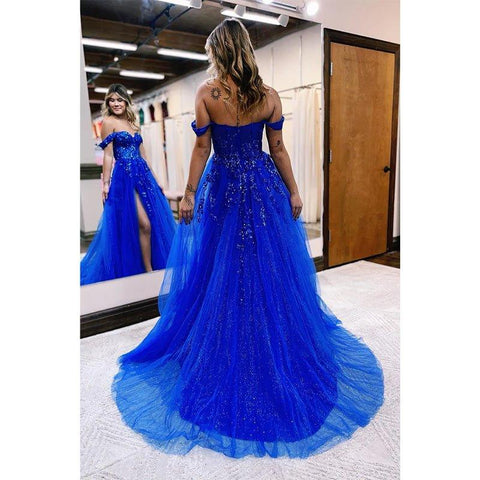 Vestido de graduación morado de corte línea con escote corazón, apliques y abertura, estilo línea A.