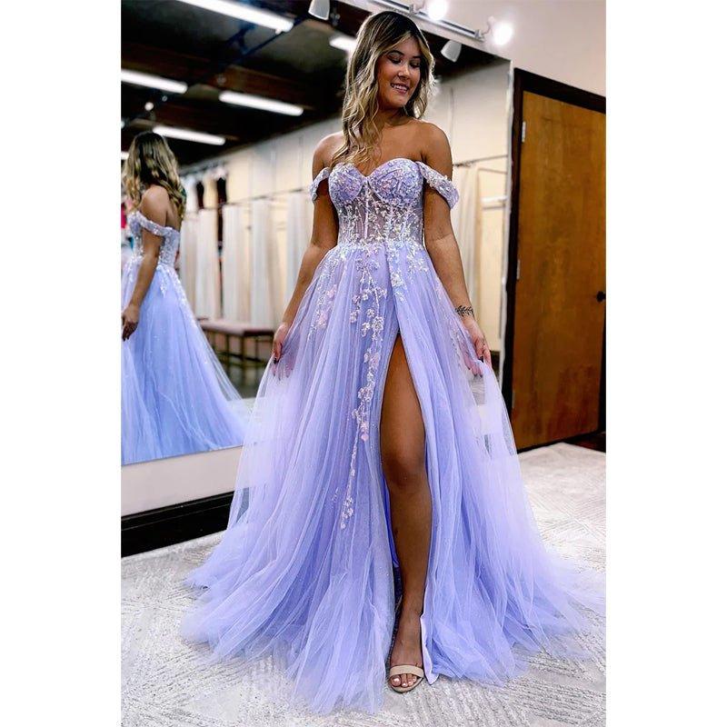 Vestido de graduación morado de corte línea con escote corazón, apliques y abertura, estilo línea A.