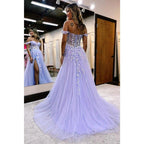 Vestido de graduación morado de corte línea con escote corazón, apliques y abertura, estilo línea A.