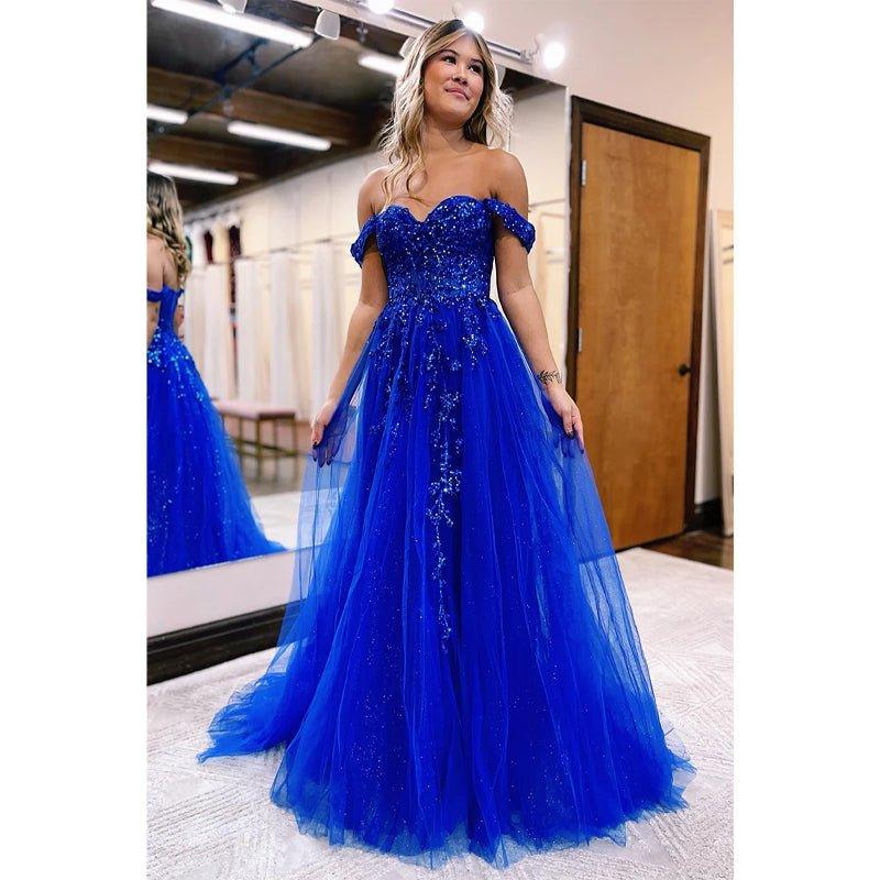 Vestido de graduación morado de corte línea con escote corazón, apliques y abertura, estilo línea A.