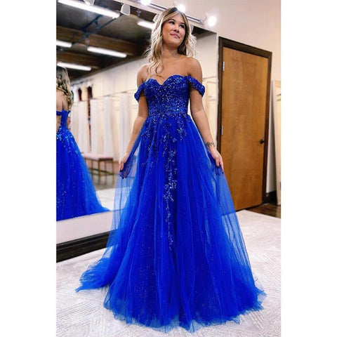 Vestido de graduación morado de corte línea con escote corazón, apliques y abertura, estilo línea A.