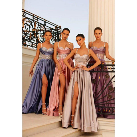 Vestido largo de noche de fiesta, corte A, escote corazón, con cuentas, pliegues, satén y abertura.