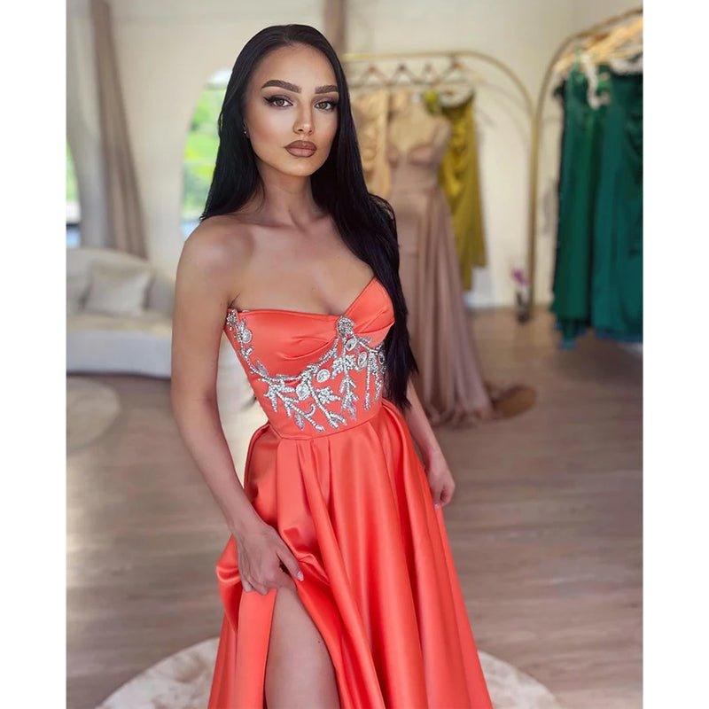 Vestido largo de fiesta formal de satén con escote corazón, cuentas y abertura, corte en A 