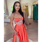 Vestido largo de fiesta formal de satén con escote corazón, cuentas y abertura, corte en A 