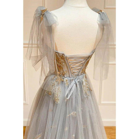 Robe de bal longue trapèze à broderies et décolleté en cœur 