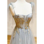 Vestido largo de fiesta corte A con escote corazón y apliques bordados. 