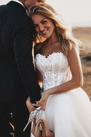 Vestido de novia de tul con escote corazón, corte línea A y cola de corte, con apliques WD325