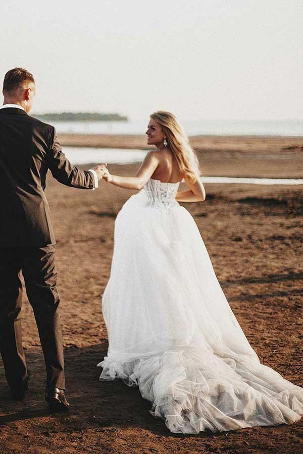 Vestido de novia de tul con escote corazón, corte línea A y cola de corte, con apliques WD325