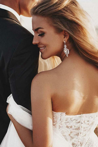 Vestido de novia de tul con escote corazón, corte línea A y cola de corte, con apliques WD325