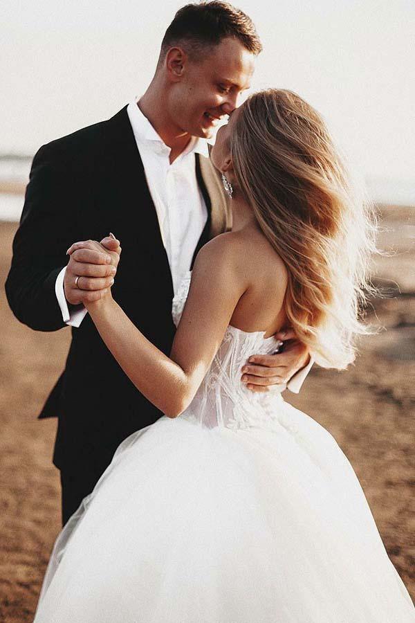 Vestido de novia de tul con escote corazón, corte línea A y cola de corte, con apliques WD325