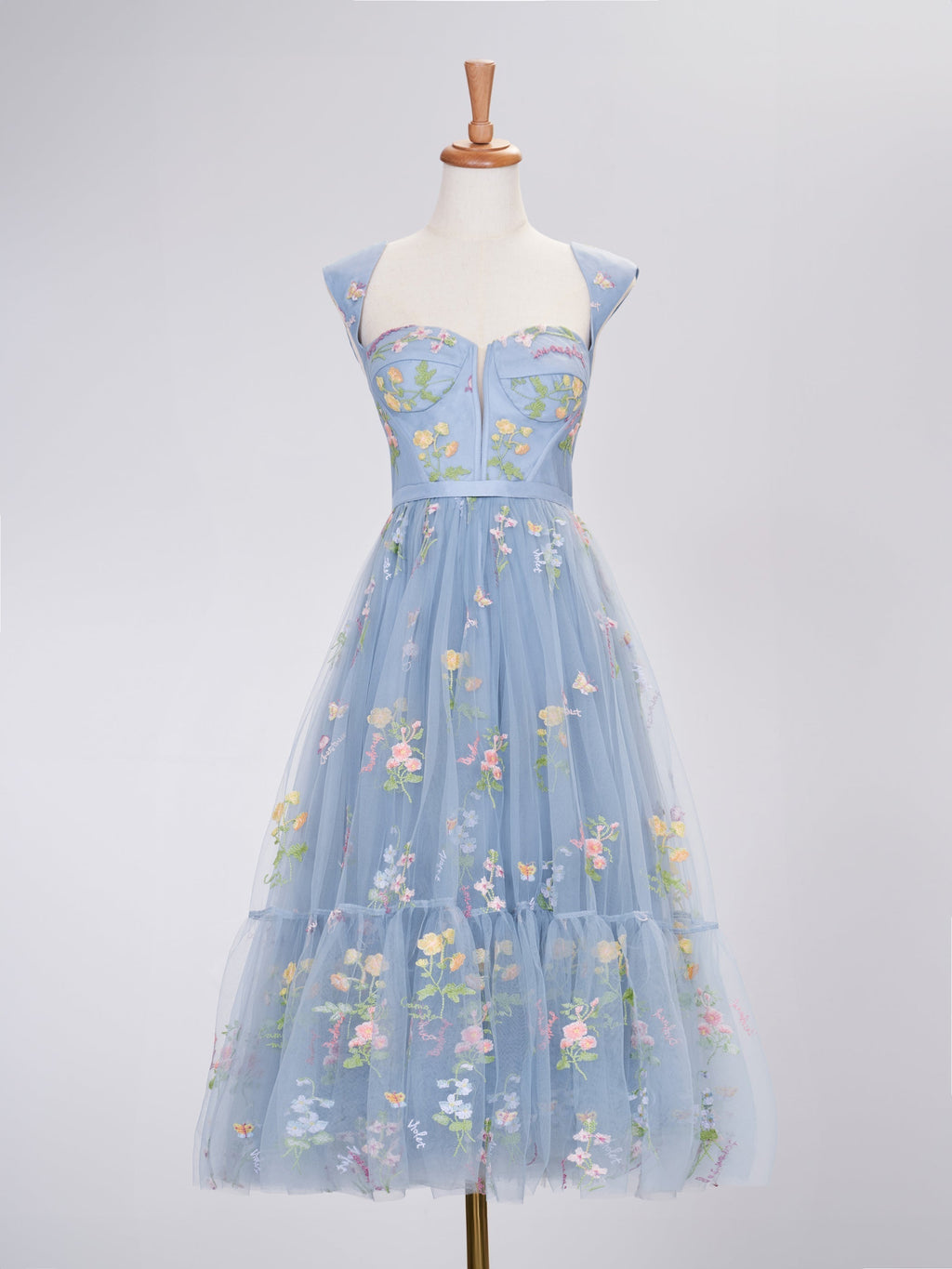 Vestido largo de fiesta azul grisáceo con escote corazón y corte en A con bordado.
