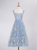 Vestido largo de fiesta azul grisáceo con escote corazón y corte en A con bordado.