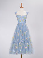 Vestido largo de fiesta azul grisáceo con escote corazón y corte en A con bordado.