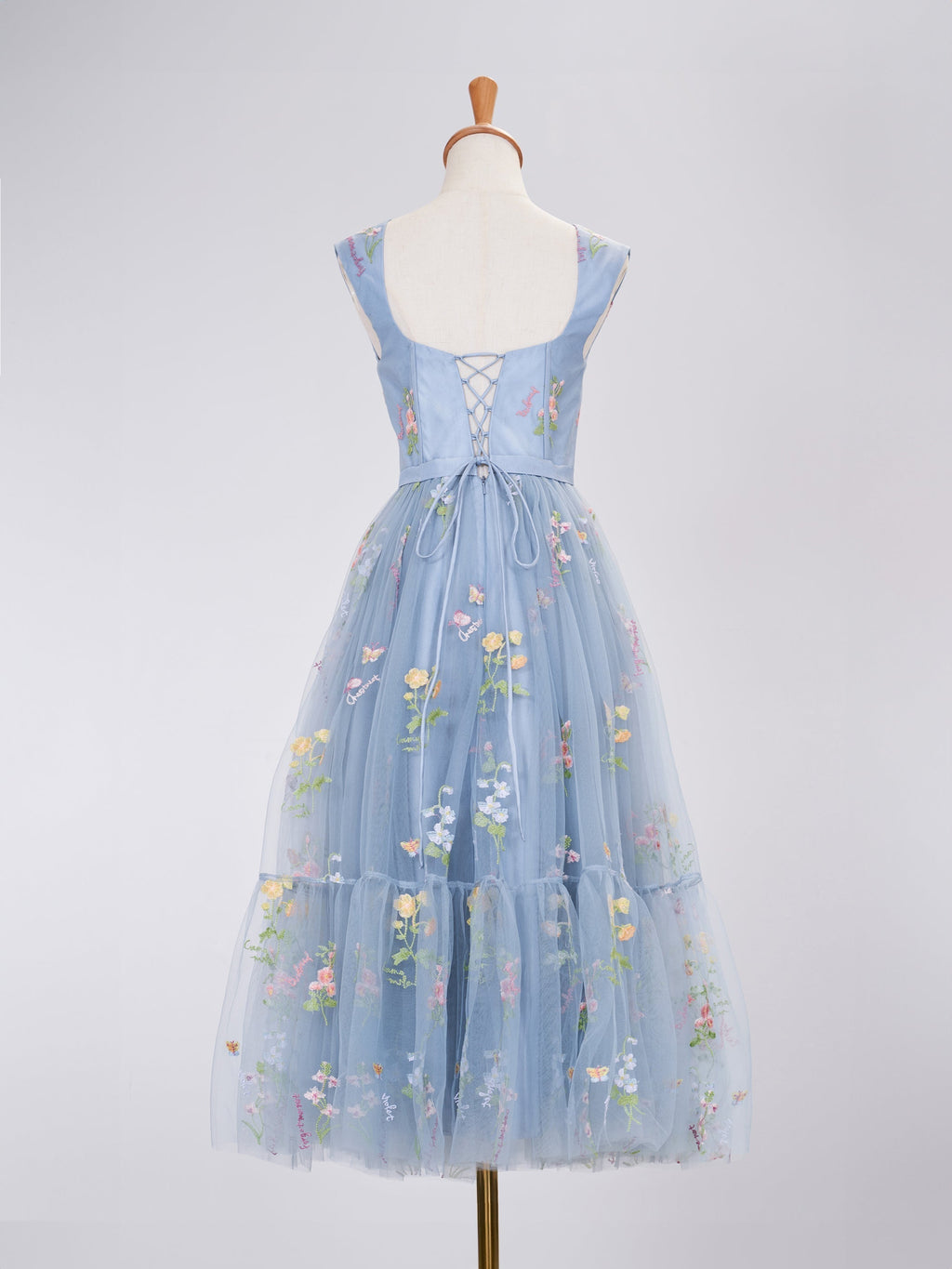 Vestido largo de fiesta azul grisáceo con escote corazón y corte en A con bordado.