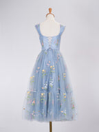 Vestido largo de fiesta azul grisáceo con escote corazón y corte en A con bordado.
