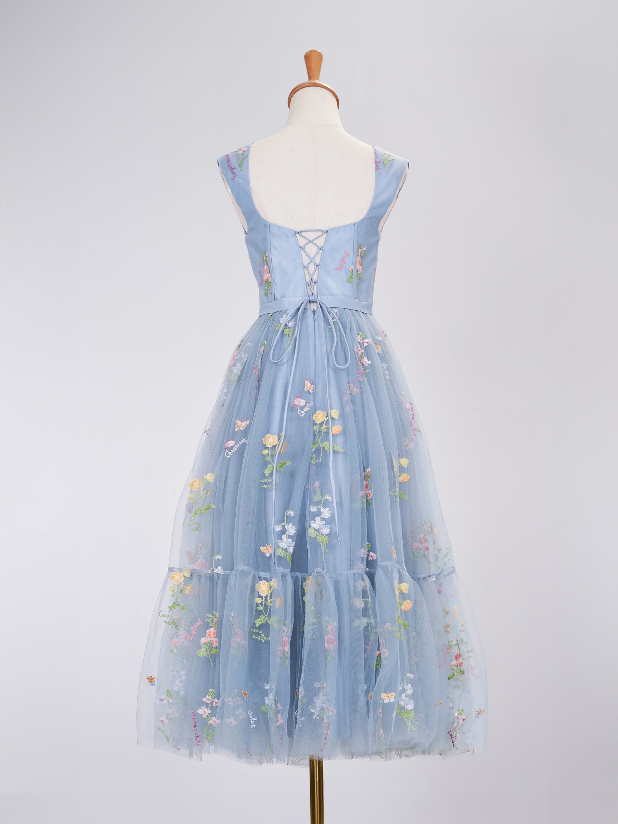 Vestido largo de fiesta azul grisáceo con escote corazón y corte en A con bordado.