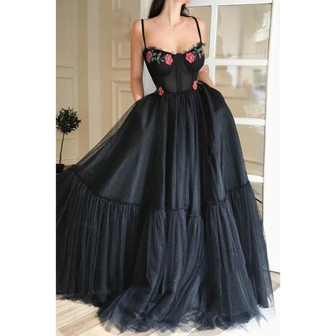 Vestido largo de fiesta de tul negro bordado con escote corazón y corte en A, con bolsillos. 