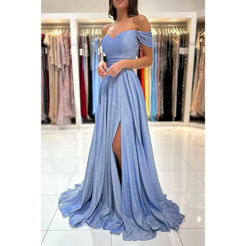 Vestido de graduación brillante de corte línea, escote corazón y abertura alta 