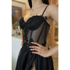 Vestido largo de fiesta negro con escote corazón y apliques de encaje 