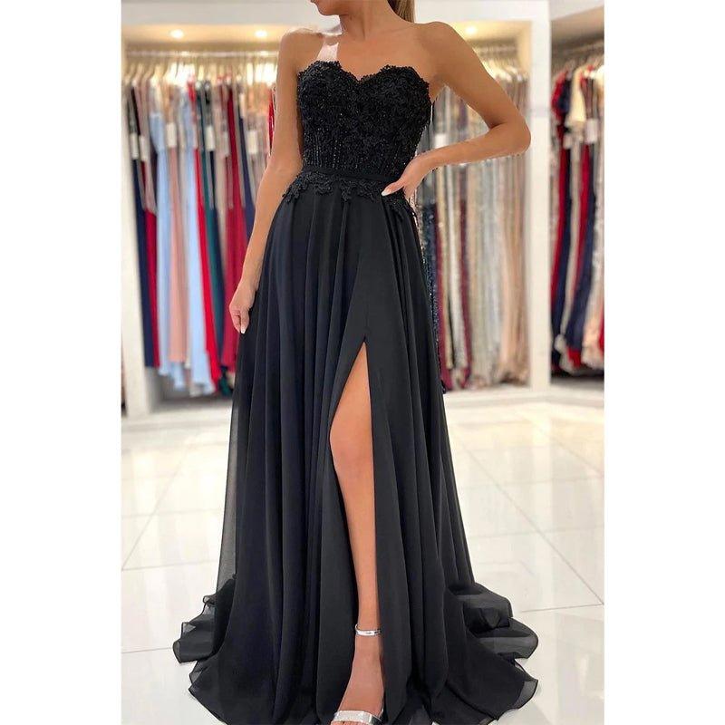 Vestido de noche formal negro de gasa con escote corazón, apliques de encaje y abertura alta. 