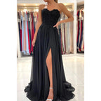 Vestido de noche formal negro de gasa con escote corazón, apliques de encaje y abertura alta. 