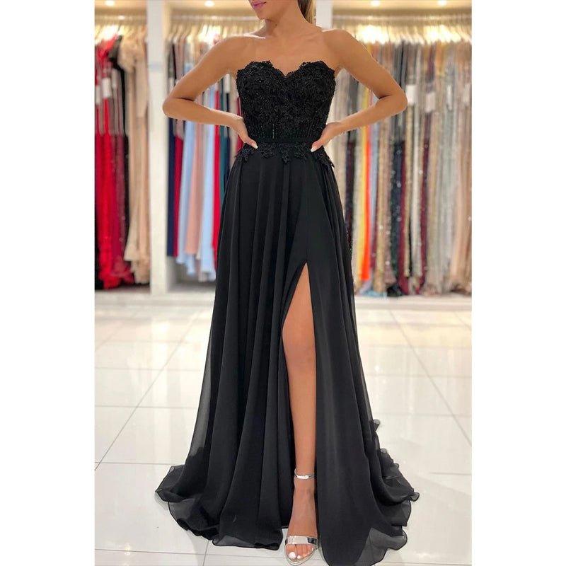 Vestido de noche formal negro de gasa con escote corazón, apliques de encaje y abertura alta. 
