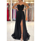 Vestido de noche formal negro de gasa con escote corazón, apliques de encaje y abertura alta. 