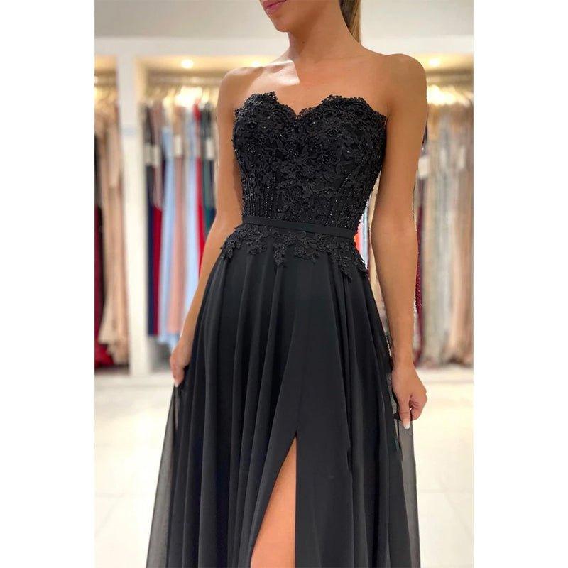 Vestido de noche formal negro de gasa con escote corazón, apliques de encaje y abertura alta. 