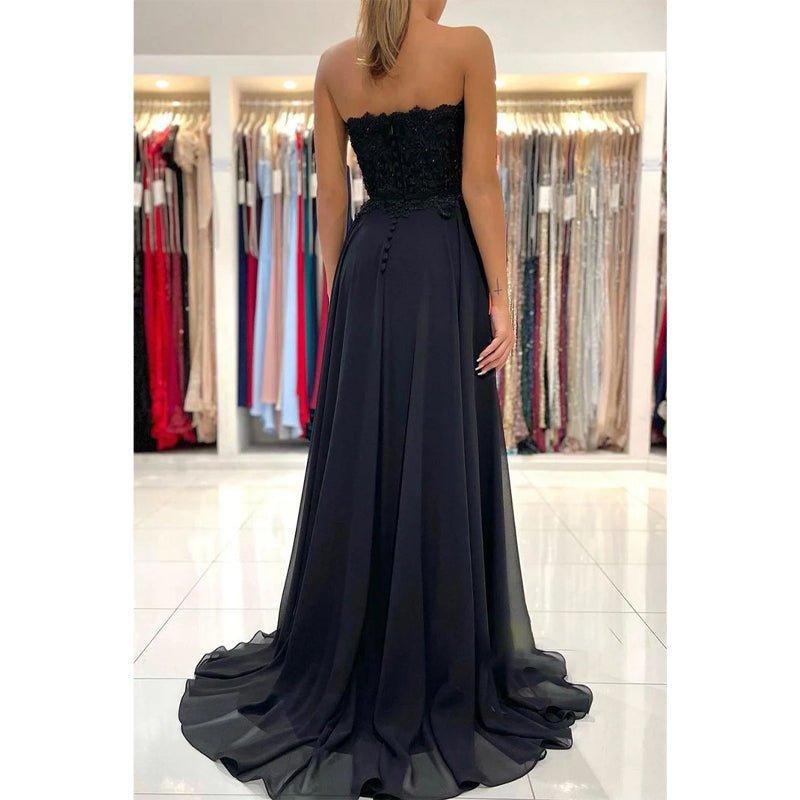 Vestido de noche formal negro de gasa con escote corazón, apliques de encaje y abertura alta. 