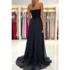 Vestido de noche formal negro de gasa con escote corazón, apliques de encaje y abertura alta. 