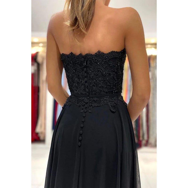 Vestido de noche formal negro de gasa con escote corazón, apliques de encaje y abertura alta. 