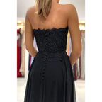 Vestido de noche formal negro de gasa con escote corazón, apliques de encaje y abertura alta. 