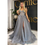 Vestido largo de fiesta plateado con escote corazón, apliques de encaje y abertura, corte en A 
