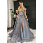Vestido largo de fiesta plateado con escote corazón, apliques de encaje y abertura, corte en A 