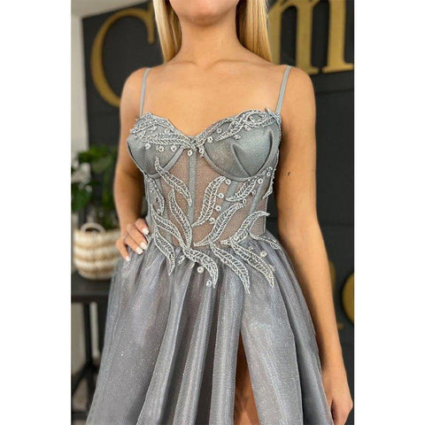 Vestido largo de fiesta plateado con escote corazón, apliques de encaje y abertura, corte en A 