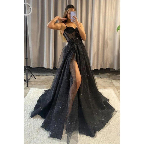 Vestido de graduación corte A con escote corazón, apliques de encaje y lentejuelas, con abertura.