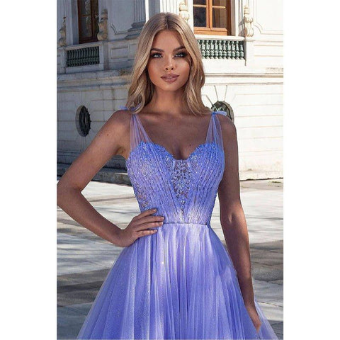 Vestido largo de gala corte A con escote corazón, color lavanda, con apliques de cuentas. 