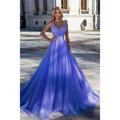 Vestido largo de gala corte A con escote corazón, color lavanda, con apliques de cuentas. 