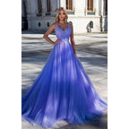 Vestido largo de gala corte A con escote corazón, color lavanda, con apliques de cuentas. 