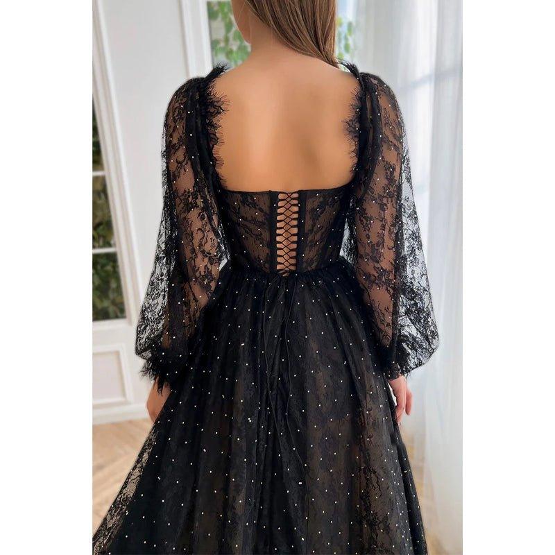 Vestido de fiesta vintage de encaje, corte en A, manga larga, escote corazón y abertura. 