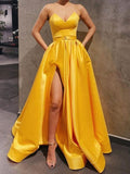 Vestidos largos de graduación de satén con escote corazón y corte en A, estilo formal, con abertura.