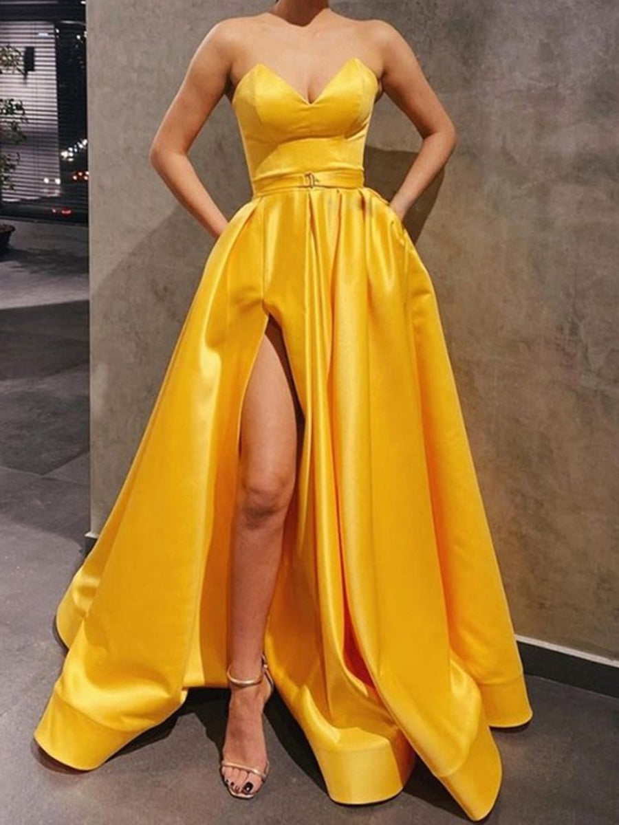 Vestidos largos de graduación de satén con escote corazón y corte en A, estilo formal, con abertura.