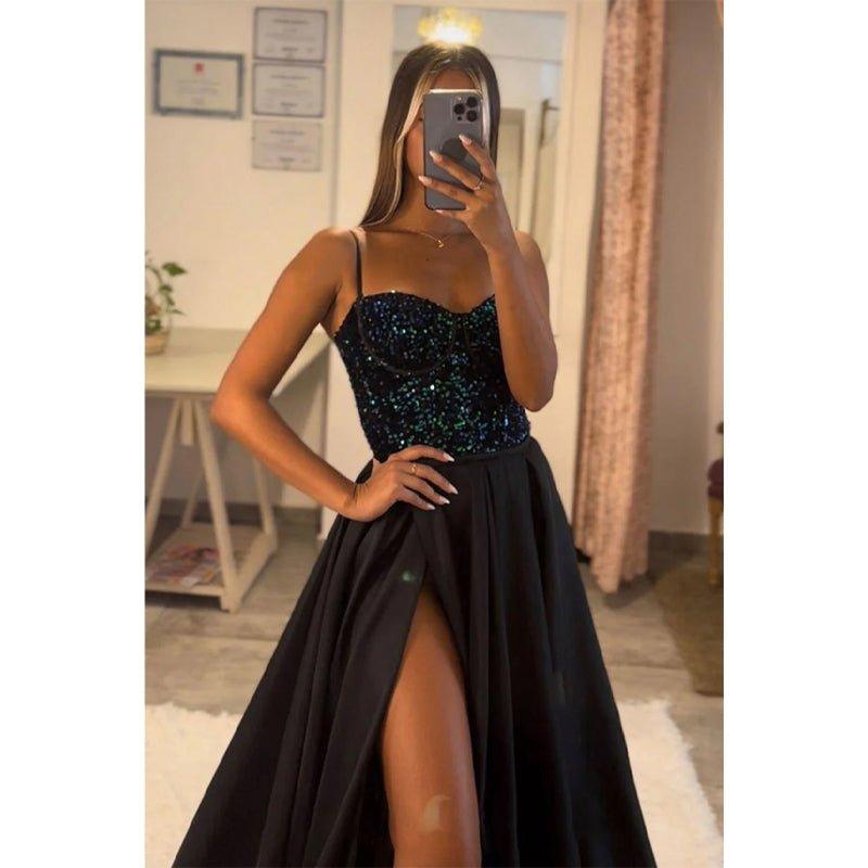 Vestido largo de fiesta brillante con escote corazón, corte en A, top de lentejuelas y abertura.