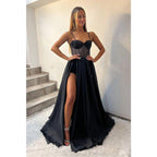 Vestido de fiesta brillante de corte A con escote corazón, top de lentejuelas y abertura.
