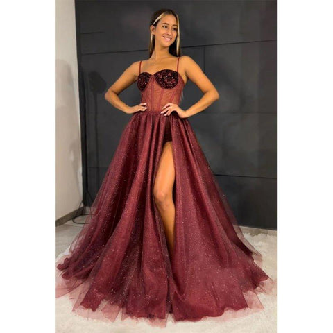 Vestido de fiesta brillante de corte A con escote corazón, top de lentejuelas y abertura.