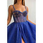 Vestido largo de fiesta brillante con lentejuelas, escote corazón y corte en A con abertura