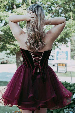 Robe de soirée courte bordeaux en organza, coupe trapèze, décolleté cœur, référence PD039