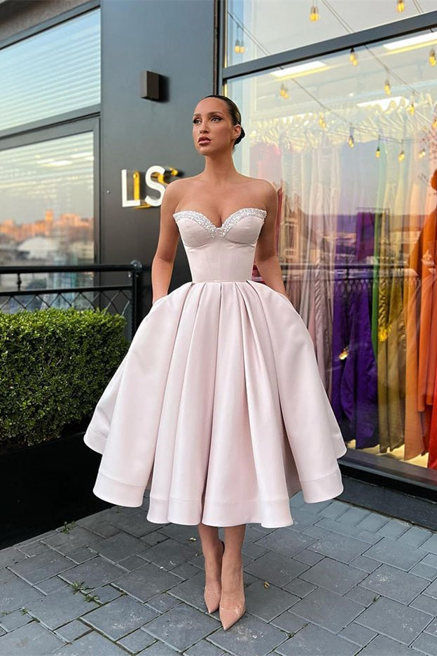 Vestidos cortos de graduación corte A con escote corazón y pedrería